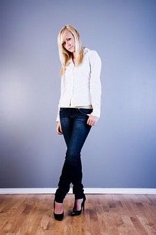 La imagen puede contener Rubia Mujer Humana Mujer Adolescente Niña Niño Niño Persona Ropa Ropa Manga y pantalones