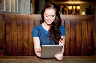 La imagen puede contener Persona humana Madera Sentada Madera dura Electrónica Computadora Computadora portátil Pc y muebles