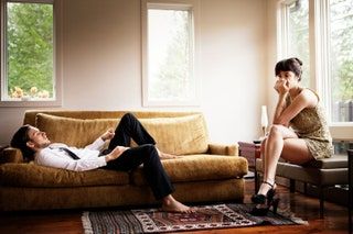 La imagen puede contener Muebles Sofá Persona humana Habitación Sala de estar Interior Ropa Vestimenta Decoración del hogar y Sentado