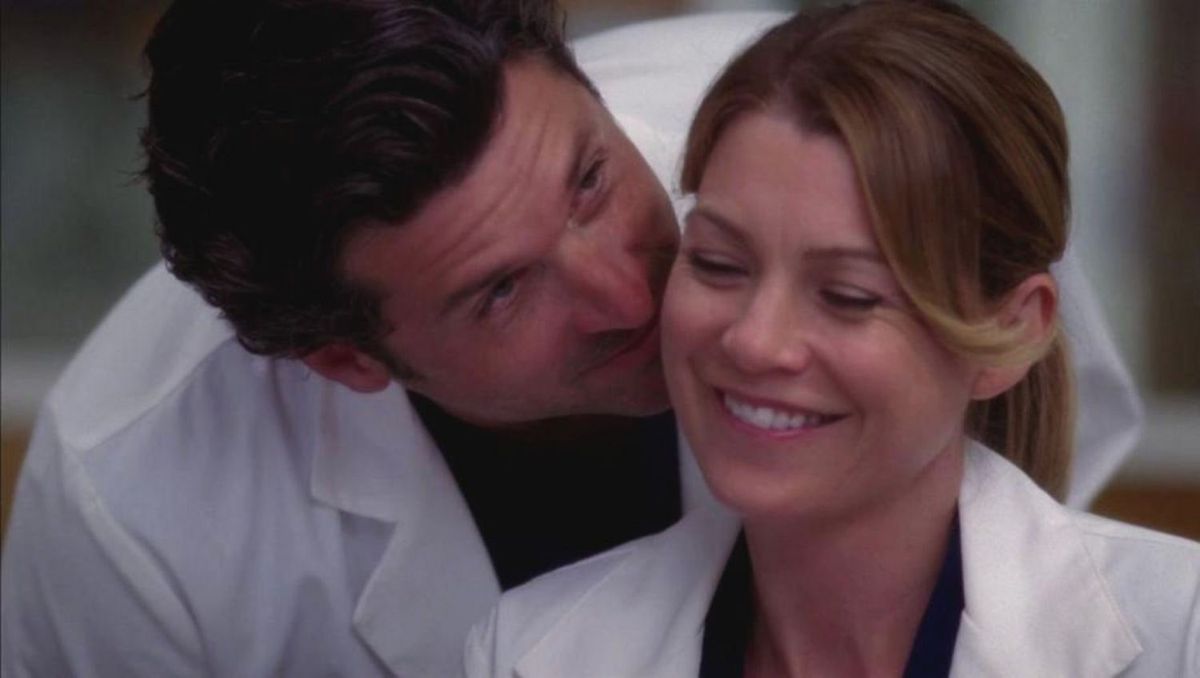 La imagen puede contener Ropa Ropa Rostro Persona humana Cojín Cojín Bata Bata de laboratorio Mujer y Ellen Pompeo