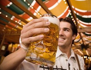 Slika lahko vsebuje Človeška oseba Pivo Pivo Alkohol Pijača Steklo Pivo Kozarec Lager Stein Vrč in zabava