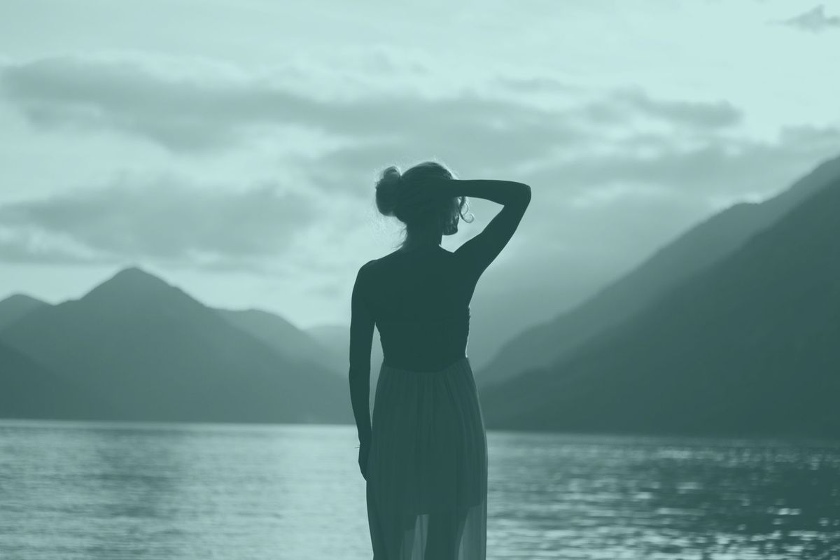 La imagen puede contener Persona humana de pie Naturaleza Agua Aire libre Océano Mar Ropa femenina