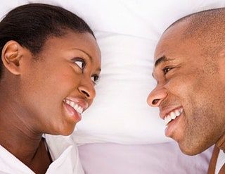 Bild könnte enthalten Dating Mensch Gesicht Kissen Kissen Lächeln Lachen Umarmung und Menschen