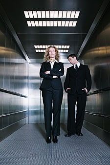 La imagen puede contener Ropa Ropa Abrigo Traje Abrigo Iluminación Persona humana Chaqueta Blazer Esmoquin y ascensor