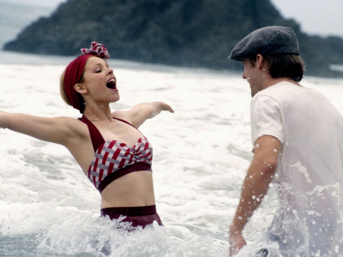 La imagen puede contener Ropa Vestimenta Agua Persona humana Océano Aire libre Naturaleza Mar Traje de baño Sombrero Bikini y manga