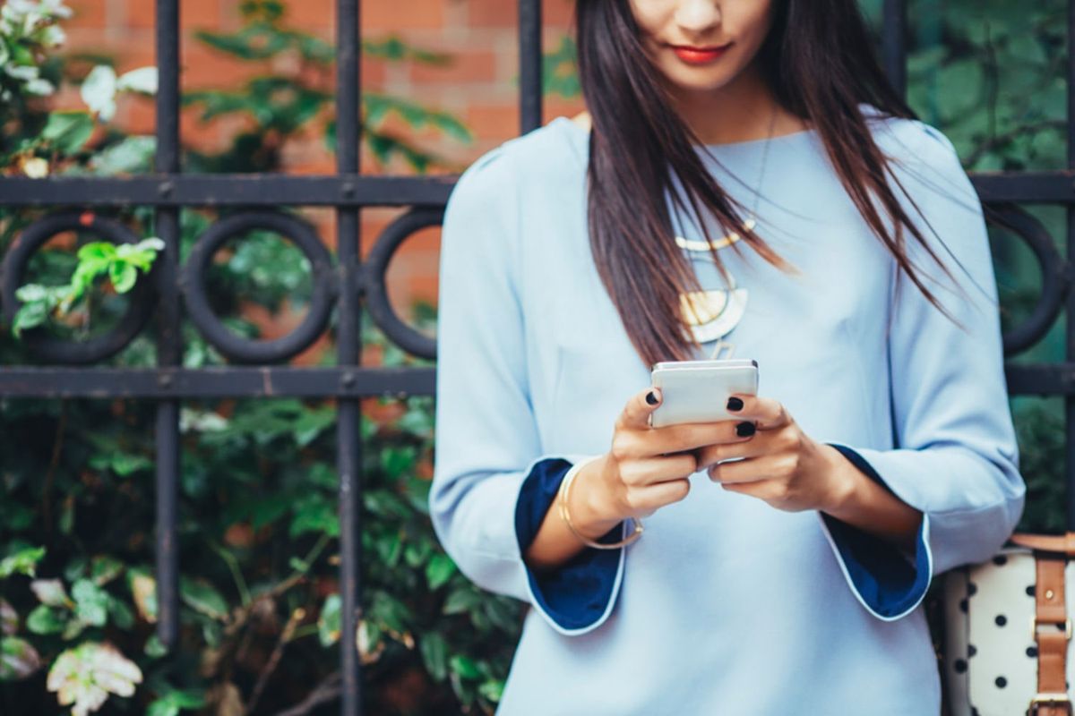 Slika lahko vsebuje človeški mobilni telefon, mobilni telefon in obraz
