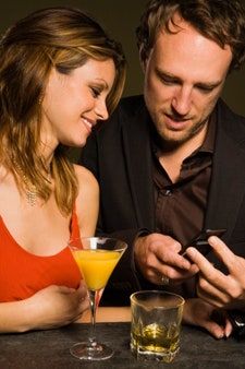 Bild könnte Human Dating Person Ben Foster Drink and Beverage enthalten