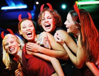 Bild könnte enthalten Club Mensch Christine Anu Nachtclub Party Nachtleben und Disco
