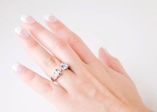La imagen puede contener accesorios de joyería de persona humana, accesorio de anillo, manicura y uñas