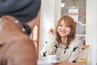 La imagen puede contener Platillo Cerámica Persona humana Taza y taza de café