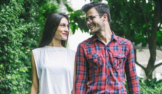 La imagen puede contener personas, personas, personas, ropa, camisa y prendas de vestir