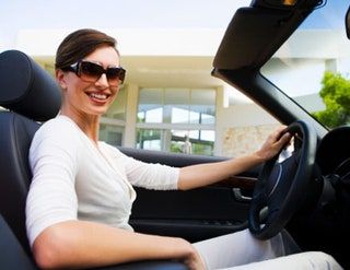 La imagen puede contener Cojín Persona humana Gafas de sol Accesorios Accesorio Transporte Vehículo Conducir y sentarse