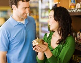 La imagen puede contener una persona que tenga citas y una tienda.