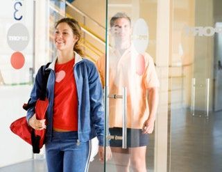 La imagen puede contener ropa y pantalones para personas con ascensor