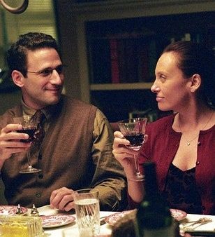 Slika lahko vsebuje Zmenek Človeška oseba Mark Feuerstein Pijača Pijača Obraz Alkohol Steklo Pub in barski pult
