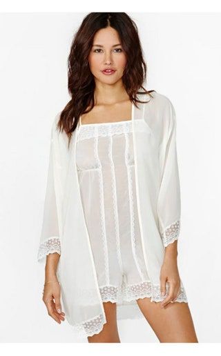 La imagen puede contener ropa, ropa, blusa, persona humana y decoración del hogar.