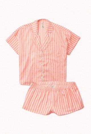 La imagen puede contener ropa, camisa, blusa y vestido.