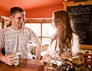 La imagen puede contener Persona humana Restaurante Citas Café Panadería y tienda