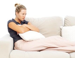 La imagen puede contener Cojín Almohada Sofá Muebles Persona humana Talón y asiento