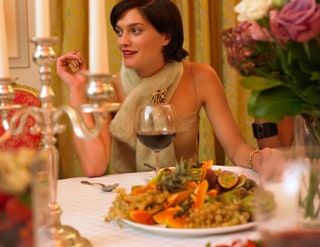 La imagen puede contener una persona humana que sale con comida, comida, plato de cristal, bebida, bebida y alcohol.
