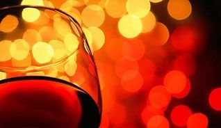 Slika lahko vsebuje pijačo rdeče vino vino alkoholna pijača in kozarec