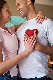 La imagen puede contener Persona humana Cojín Almohada Cara Ropa Ropa y personas