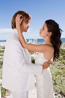 La imagen puede contener Ropa Ropa Persona humana Moda Bata Vestido de novia y mujer