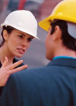 La imagen puede contener Ropa Vestimenta Casco Casco Humano y Persona