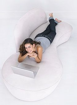 La imagen puede contener Muebles Persona humana durmiendo Dormido Cojín Almohada Bañera Bañera y mesa