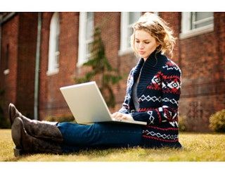 La imagen puede contener Persona humana sentada Electrónica Computadora Pc Ropa femenina Ropa Laptop Chica y rubia
