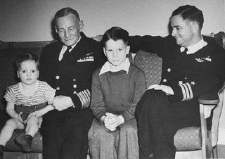 Den här bilden kan innehålla Människoperson Människor Familj Militär militär uniform och officer