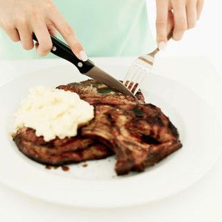 Slika lahko vsebuje Steak Food Human and Person