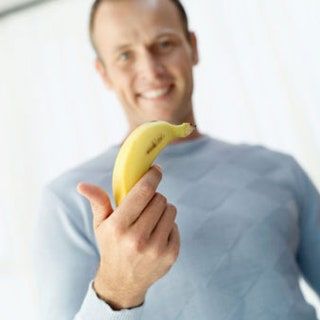 Slika lahko vsebuje Banana Rastlina Sadje Hrana Človek in oseba