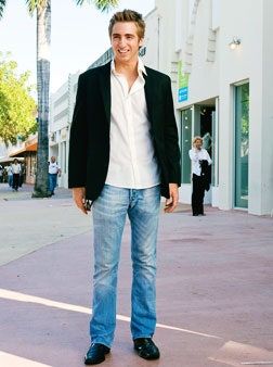 La imagen puede contener Ropa Ropa Persona humana Chaqueta Blazer Abrigo Pantalones Traje Abrigo Mujer Denim y jeans