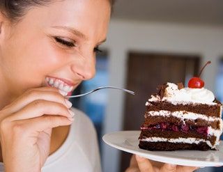 画像には、人間の食べ物のデザートケーキを食べるクリームとクリームが含まれている可能性があります