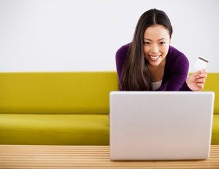 画像には、座っている人間、女性、ブロンドの女の子、10代の子供、子供、女性、デートが含まれている場合があります