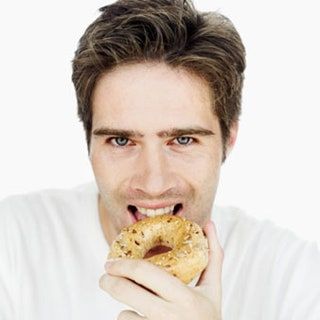 Bild kann Bagel Food Brot Mensch Person und Essen enthalten