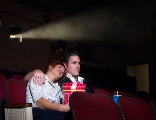 Bild kann Innenarchitektur enthalten Innenarchitektur Mensch Raum Theater Kino und Beleuchtung