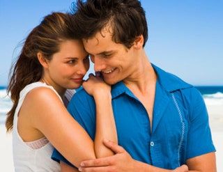 Слика може да садржи Људска особа која излази са људима и загрљај