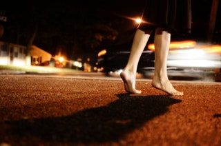 Slika lahko vsebuje Heel Human Person Asphalt in Tarmac