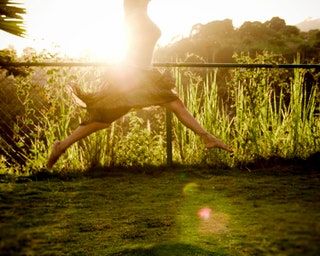Slika lahko vsebuje Light Flare Sončna svetloba Trava Rastlina na prostem Nebo Narava in Sonce