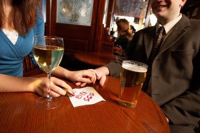 Bild könnte enthalten Glas Mensch Getränk Alkohol Getränk Bier Pub Bartheke und Bierglas