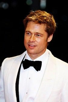 Das Bild könnte enthalten Brad Pitt Bekleidung Bekleidung Mantel Mantel Anzug Smoking Mensch Mensch Hemd und Darsteller