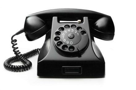 La imagen puede contener teléfonos electrónicos, cascos, prendas de vestir, y teléfonos de marcación.
