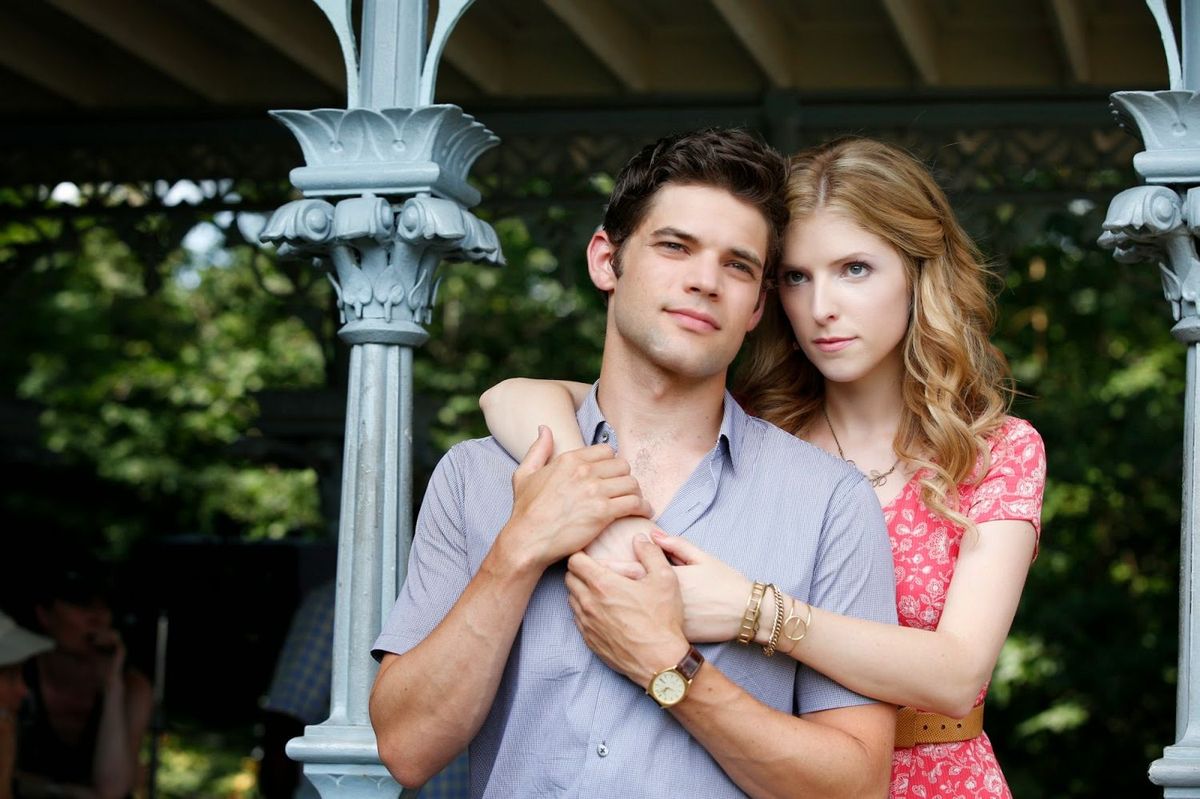 Kuva saattaa sisältää Anna Kendrick Human Person Jeremy Jordan -vaatteet ja -vaatteet