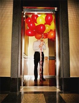 Slika lahko vsebuje balon in razsvetljavo za človeka