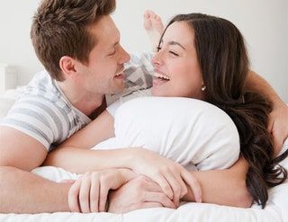 Slika lahko vsebuje vzglavnik za zmenke za ljudi in otroka
