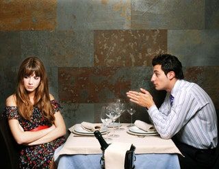 La imagen puede contener una persona de citas humanas, restaurante, muebles para sentarse, mesa y mesa de comedor