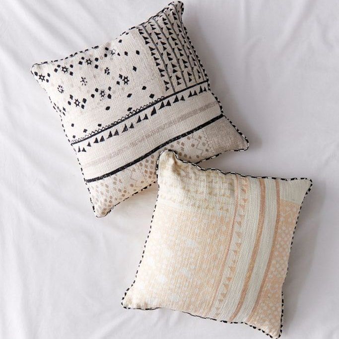 La imagen puede contener: cojín, almohada, decoración del hogar y lino