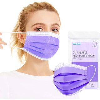 persona con mascarilla morada